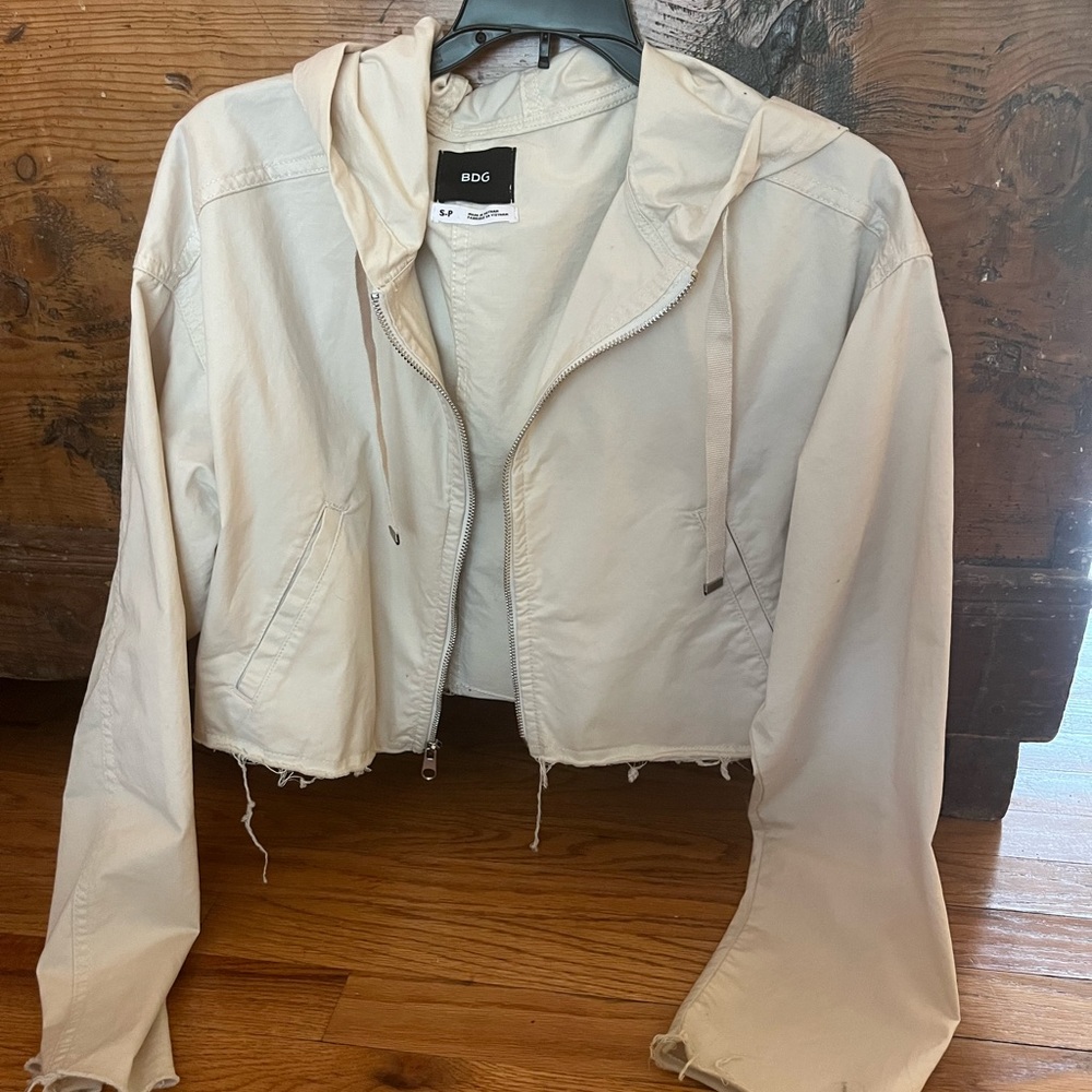 URBAN OUTFITTERS CROPPED CREAM JACKET